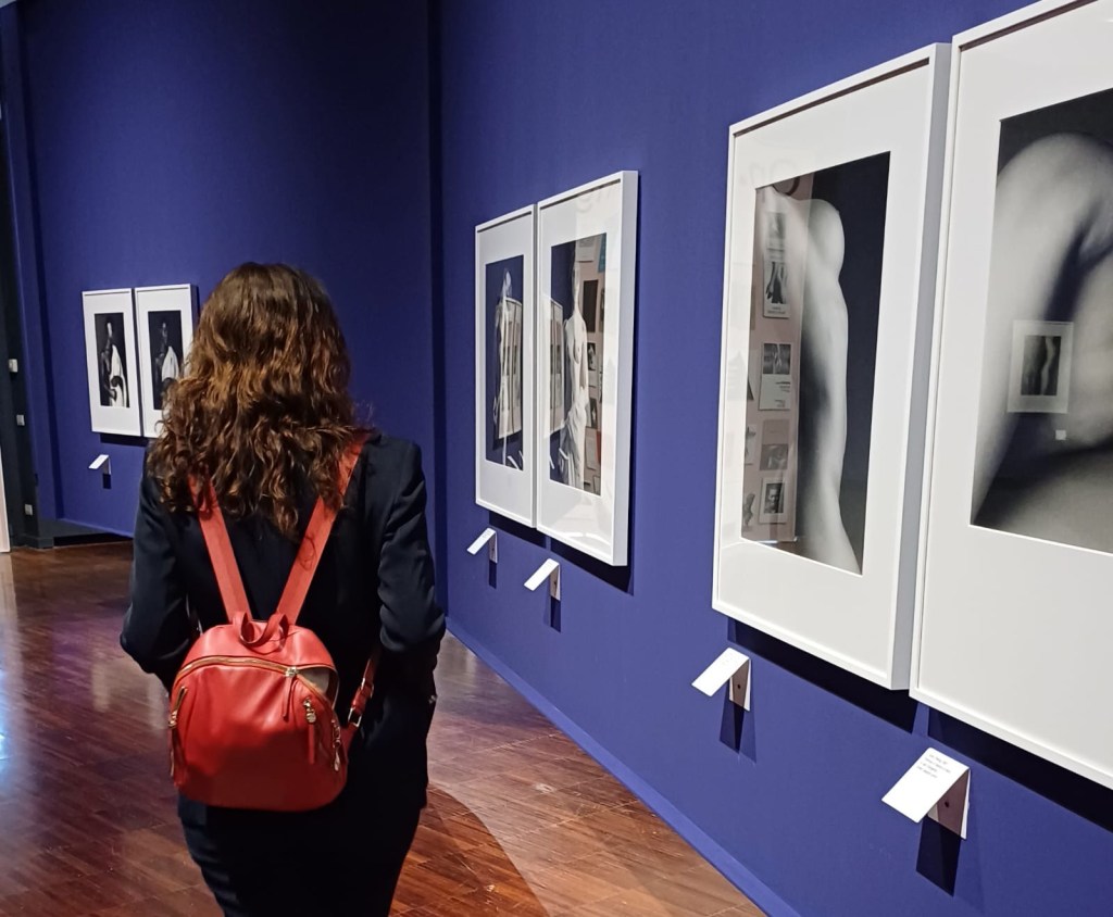 Federica Repetto osserva le opere fotografiche di Mapplethorpe esposte nella sala lilla.